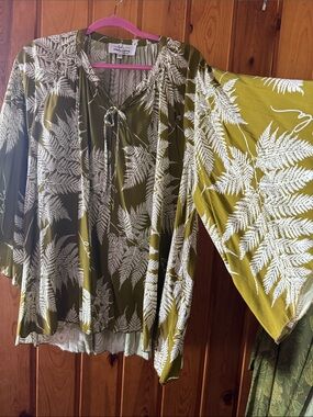 Wahine Toa Olive and White Fern-Print Tunic Blouse